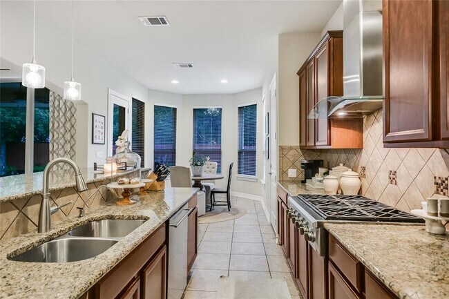 Building Photo - 223 Lake Como Dr