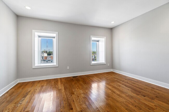 Building Photo - 2118 4th St NE