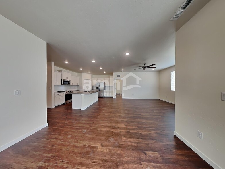 Building Photo - 1512 N Garnet Creek Ave