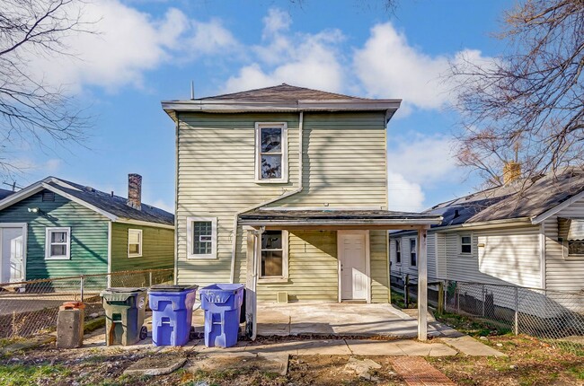 Building Photo - Three Bedroom Home in Hamilton!