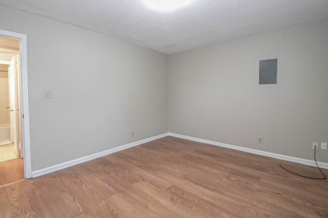 Building Photo - 807-B Golfview Place
