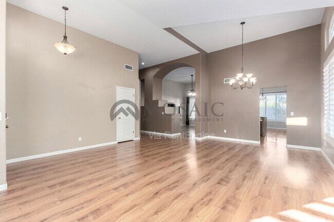 Building Photo - 2738 E Silverwood Dr