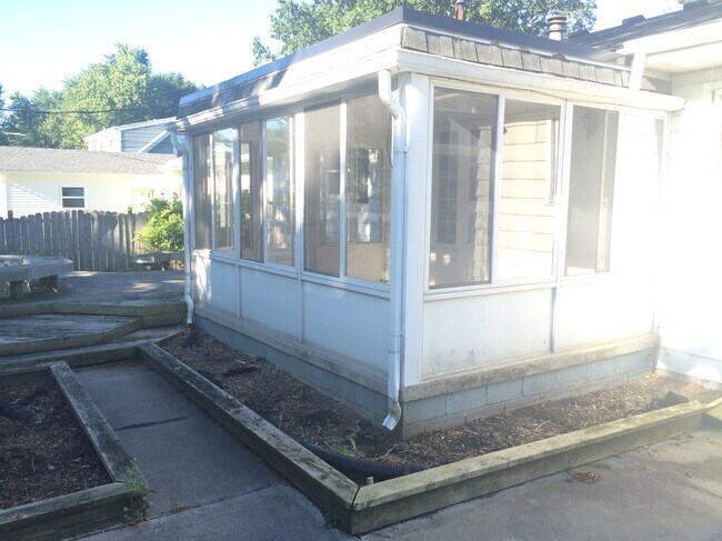 Sun Porch 2 - 858 N 6th St