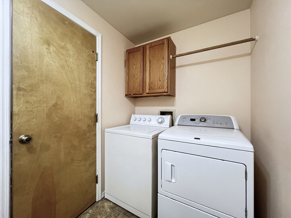 Building Photo - 10610 W Hinsdale St