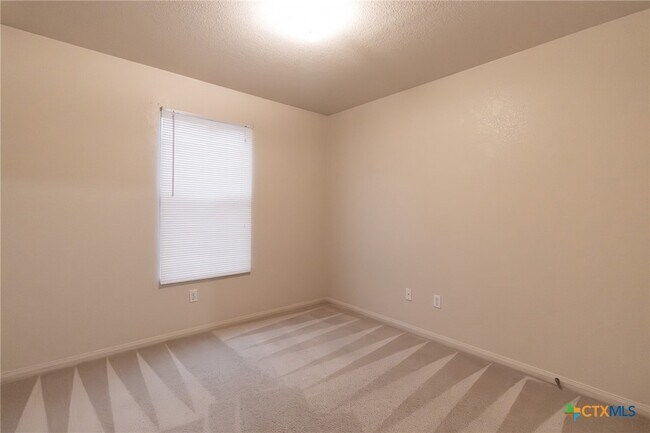 Building Photo - 2203 Maedell Dr