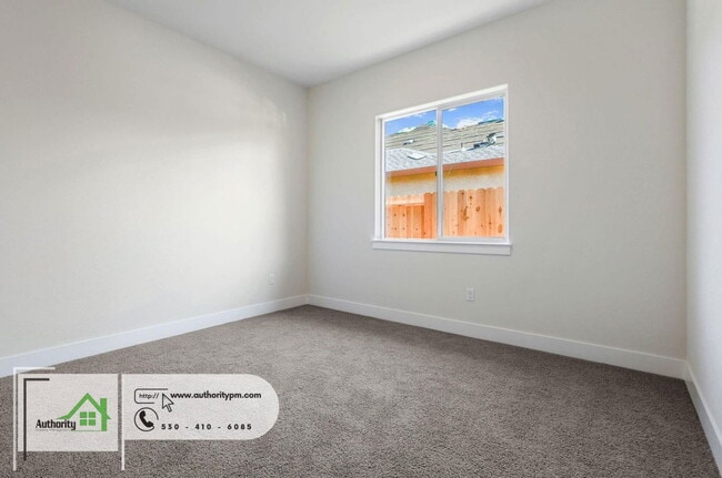 Building Photo - 2836 River Dr