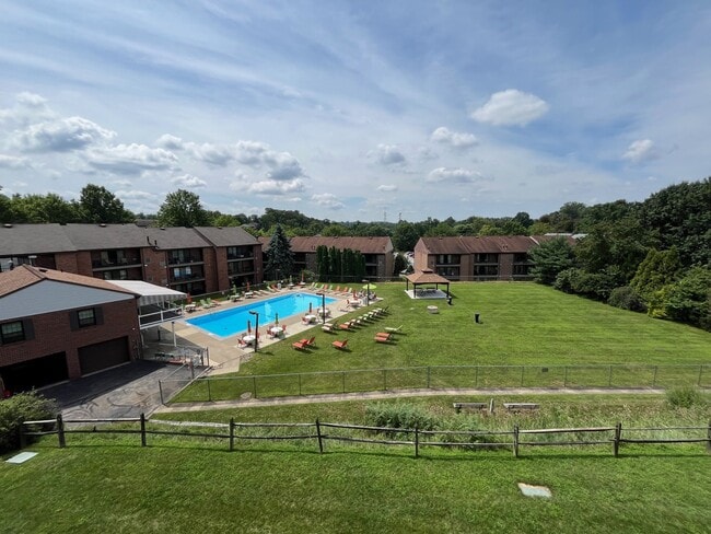 Building Photo - 7271 Beacon Hill Dr