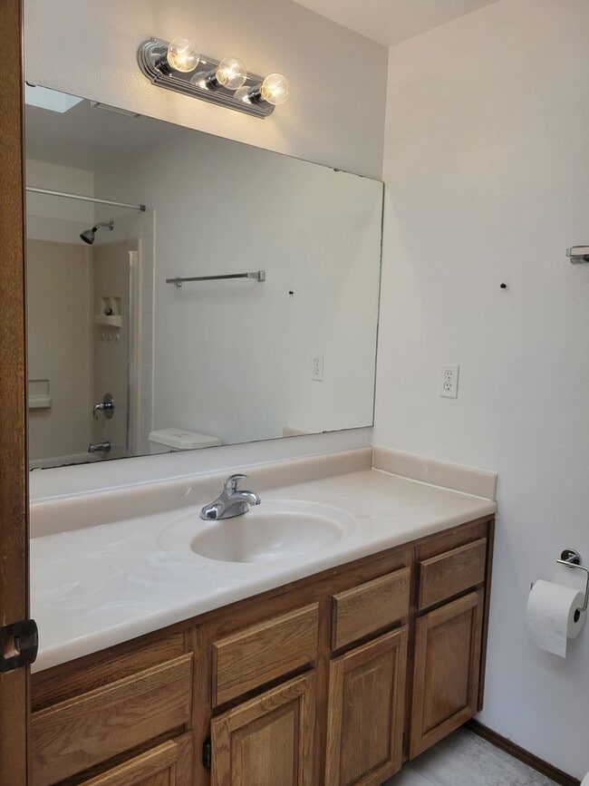 Building Photo - ? Spacious 3-Bedroom Rambler with Vaulted ...