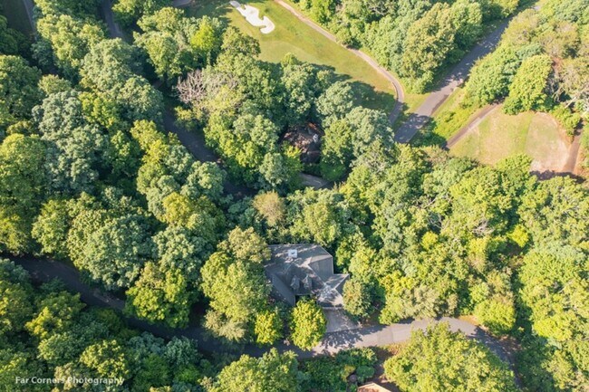 Building Photo - 370 Country Club Dr
