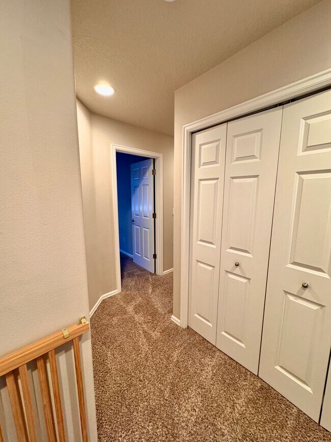 Building Photo - Beautiful Pet Friendly South Corvallis Home