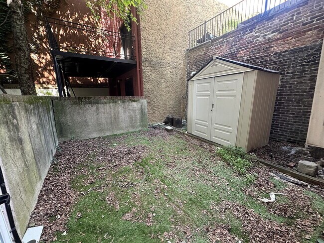 Building Photo - "Chic Urban Oasis: Cozy 1-Bedroom Apartment in Vibrant Brooklyn Locale!"