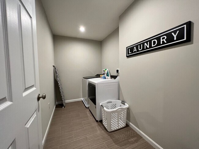 Building Photo - 7876 Ellington Ct