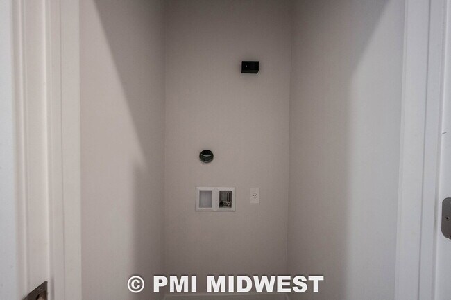 Building Photo - 1523 E Market St