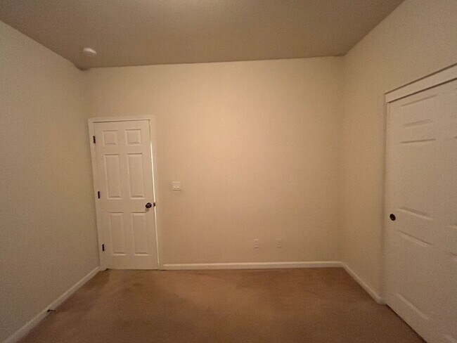 Building Photo - Desirable Location