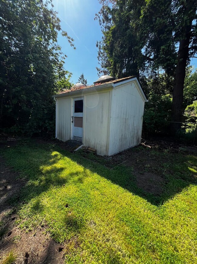 Building Photo - Fully Renovated 2 BD and 1 BA w/ detached ...