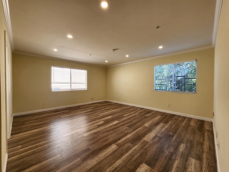Building Photo - 420 Riverdale Dr