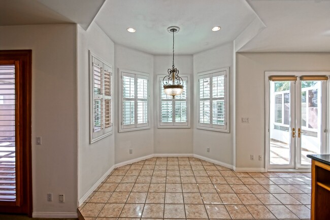 Building Photo - VERY SPACIOUS, BRIGHT & AIRY HOME W/ UNIQU...