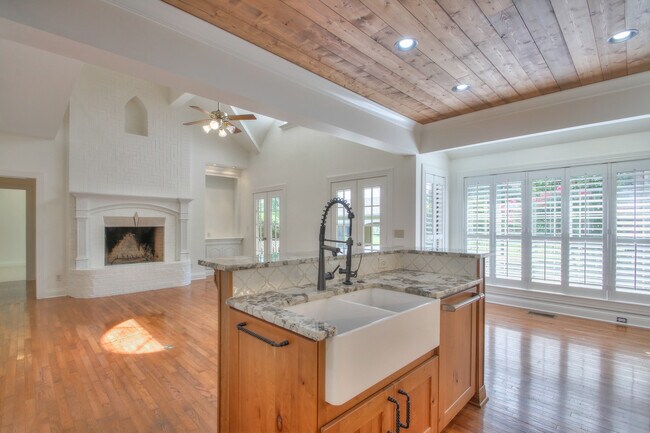 Building Photo - 4335 N Chapel Rd