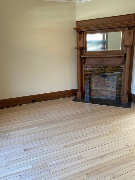 Building Photo - 826 E 2nd St