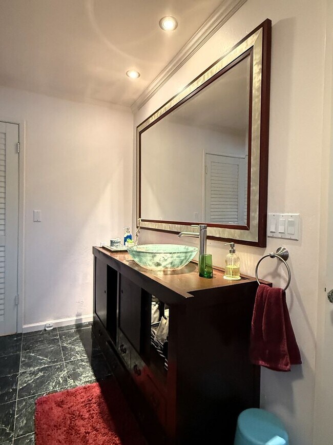 Building Photo - 4 bed, 2.5 bath top floor corner unit cond...