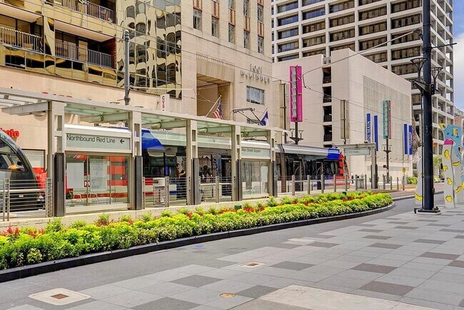 Building Photo - 914 Main St