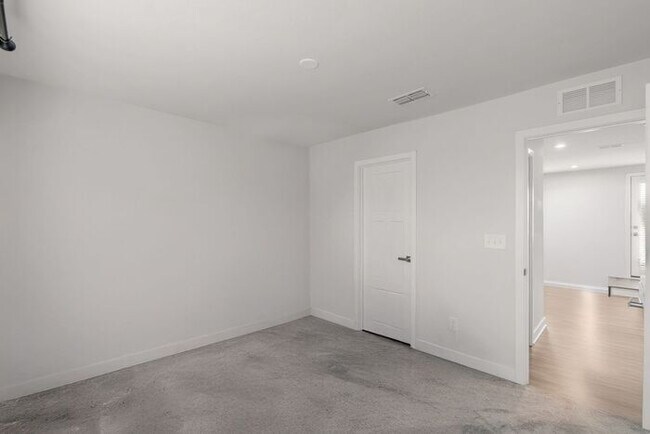 Building Photo - Stunning 3-Bedroom Townhouse in the Heart of South End!