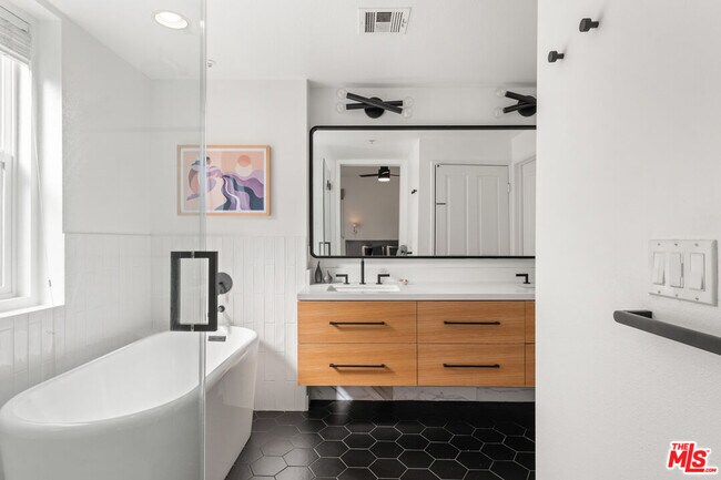 Building Photo - 6020 S Seabluff Dr