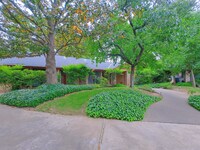 Building Photo - MOVE IN SPECIAL: Half OFF the 1st Month's ...