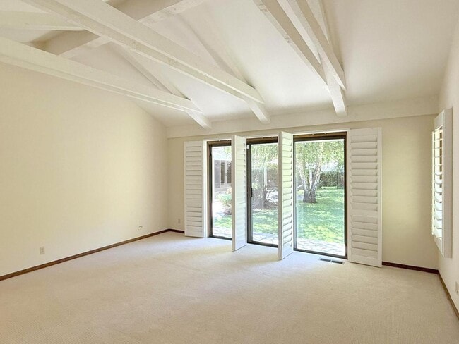 Building Photo - Sprawling ranch home located in highly des...
