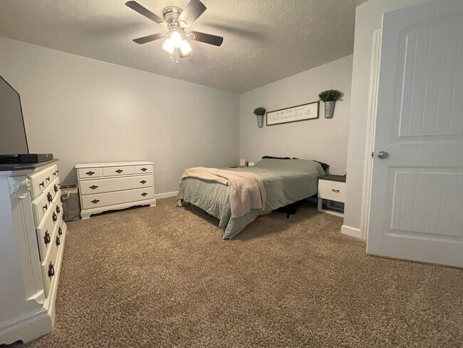 Building Photo - Beautifully Updated 3 Bed Home with Bonus ...