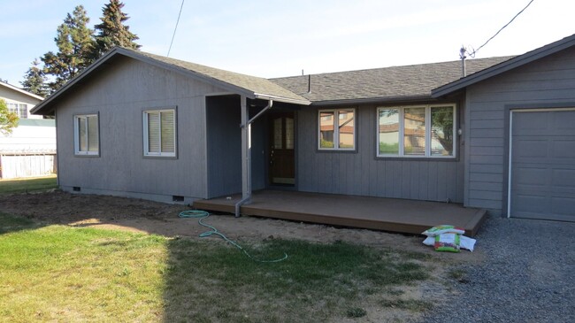 Building Photo - Beautiful 3 bedroom 2 bathroom single fami...