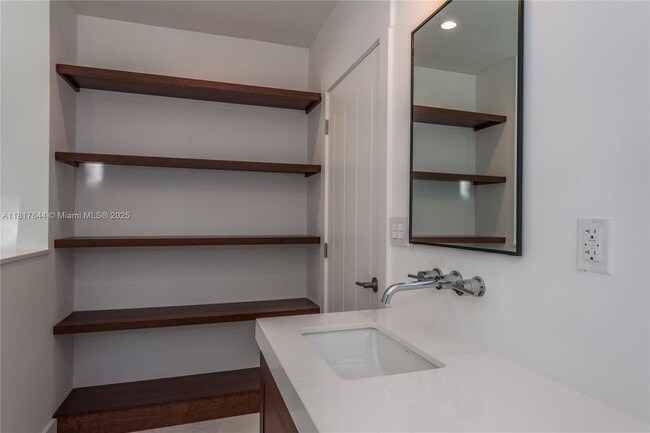 Building Photo - 640 Puerta Ave