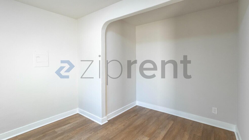 Building Photo - Unit 4