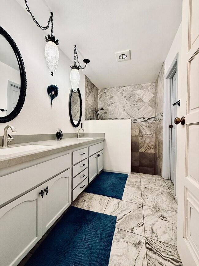 Building Photo - Available August 1st! Beautiful fully furnished single-story home located in the prestigious Span...