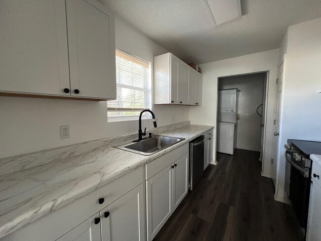 Building Photo - 677 W 5th Ave