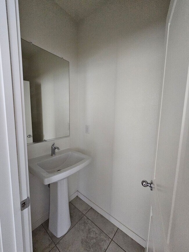 Building Photo - LOCATION, LOCATION, LOCATION 2 bedrooms an...