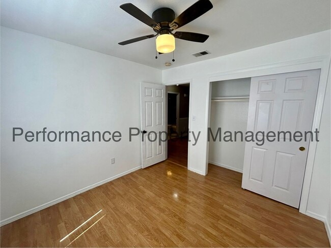 Building Photo - Stunning 4 Bed/2 Bath in S Bakersfield w/ ...