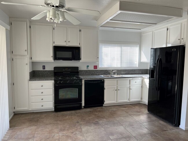 Building Photo - Nice 3 Bedroom 2 Bath Single Story