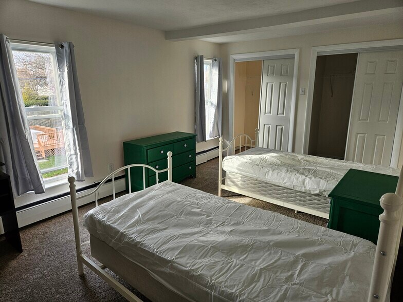Double bedroom $550. Two closets - 149 W Sheridan Ave