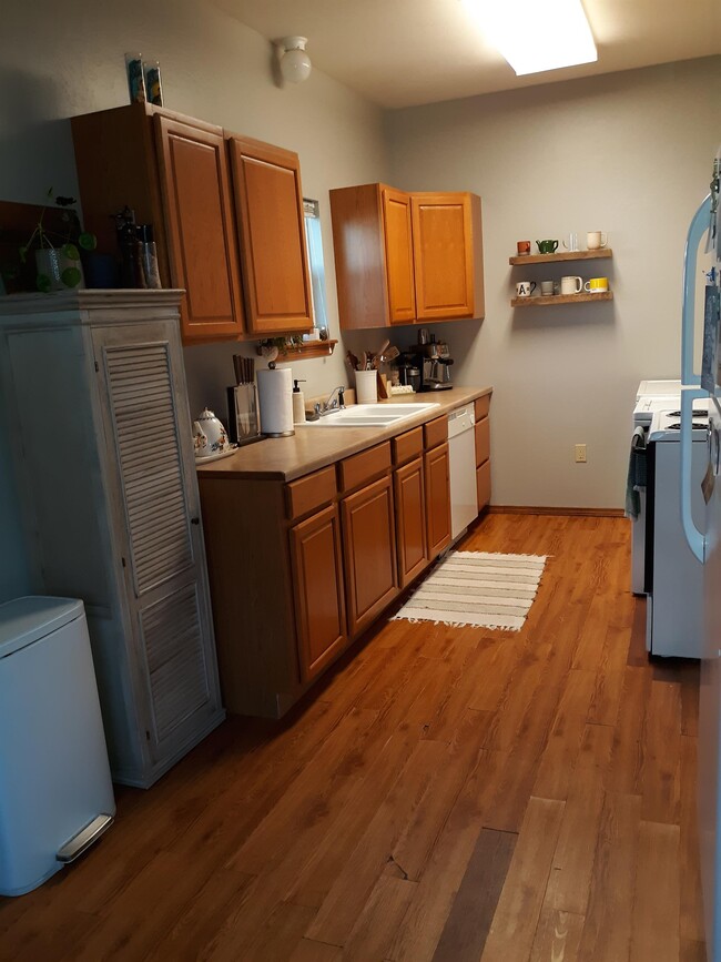 Building Photo - 524 S Gray St