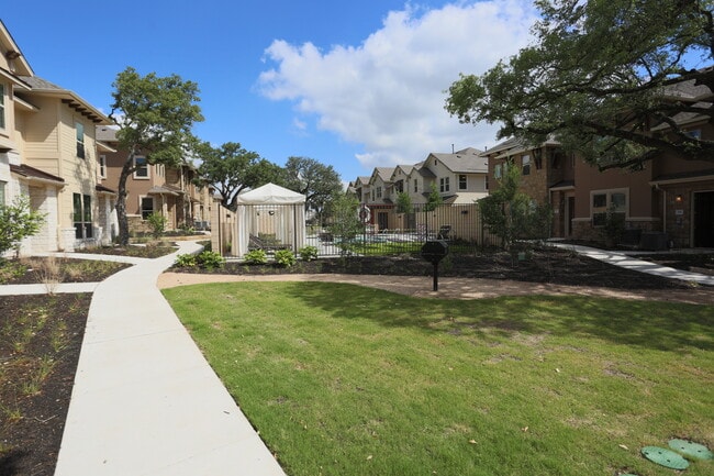 Building Photo - 13800 Lyndhurst St
