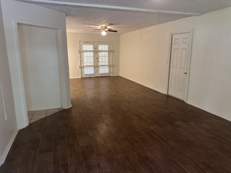 Building Photo - 106 E Woodcrest Dr