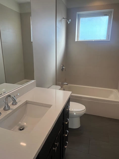 Building Photo - 4812 W Montrose Ave