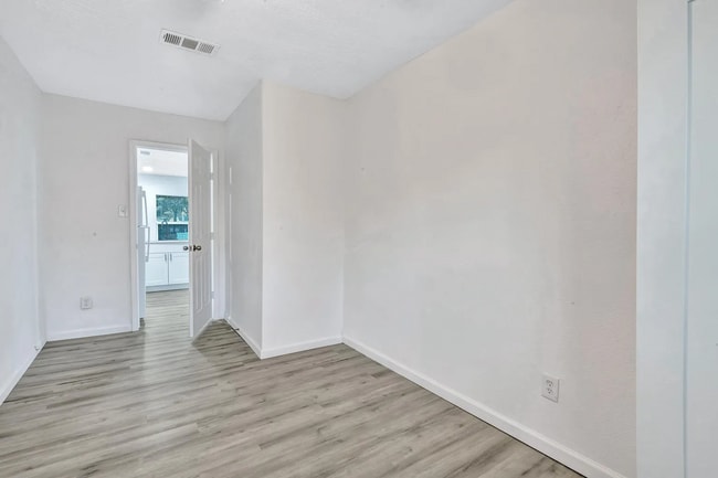 Building Photo - Darling 3/1 Duplex in Oakhurst