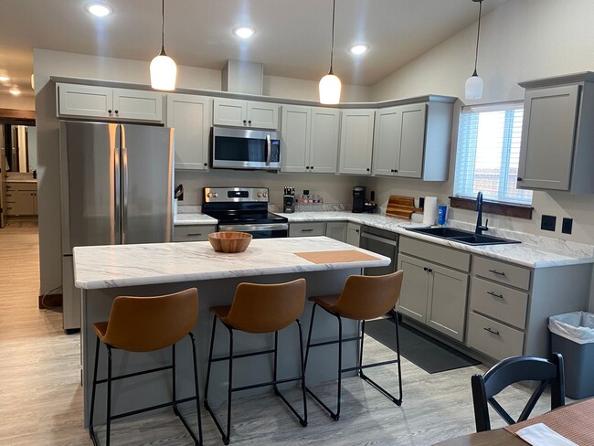 Building Photo - Beautifully Furnished 3 bed/2bath Hamilton...