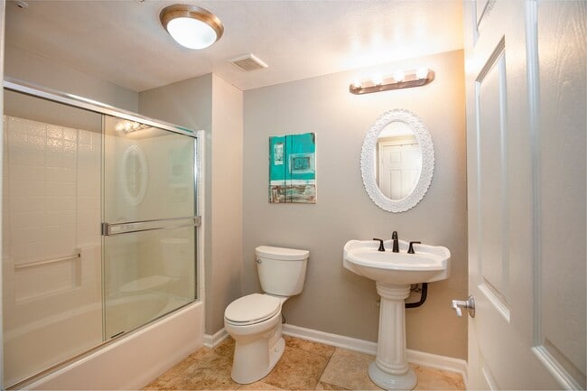 Building Photo - Beautifully Renovated 3Bed/2Bath Corner Un...