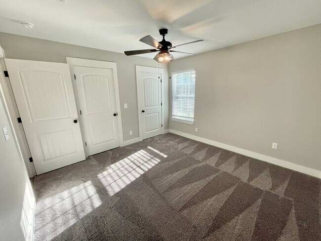 Building Photo - Modern 2 Bedroom 1 Full Bath Duplex with Storage Shed!