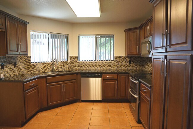 Building Photo - 53805 Avenida Martinez