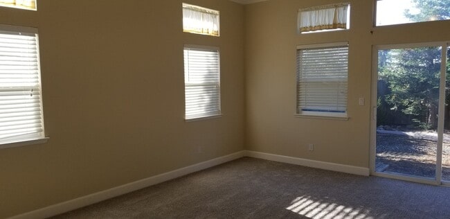 Building Photo - Beautiful spacious 4 Bedroom, 3 Bath home ...