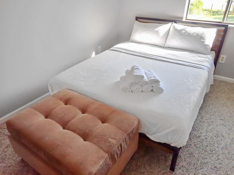 Master bedroom, queen bed. - 3601 Saint Johns Ct